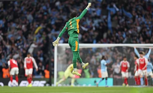 Las tres paradas consecutivas de Trafford aseguran el noveno título de la Copa de la Liga para el Manchester City